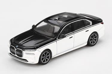 BMW i7 xDrive60 アルピンホワイト/ブラックサファイア（左ハンドル）